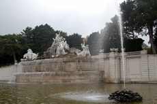 Schloss_Schönbrunn_Neptunbrunnen_03.JPG